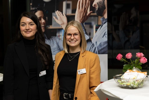 Besiana Sejdiu (links) und Alina Berner (rechts) präsentieren die Mittelstandsprojekte des RKW BW e. V.